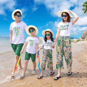 המשפחה התאמת בגדי קיץ החוף אימא בת אבא בן כותנה חולצה &מכנסיים המשפחה נראית חופשה על שפת הים כמה תלבושות